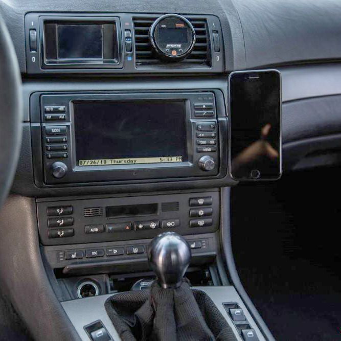 BMW 3シリーズ(E46)専用 マグネット・スマホホルダー【Rennline】　商品取り付け時のイメージ画像