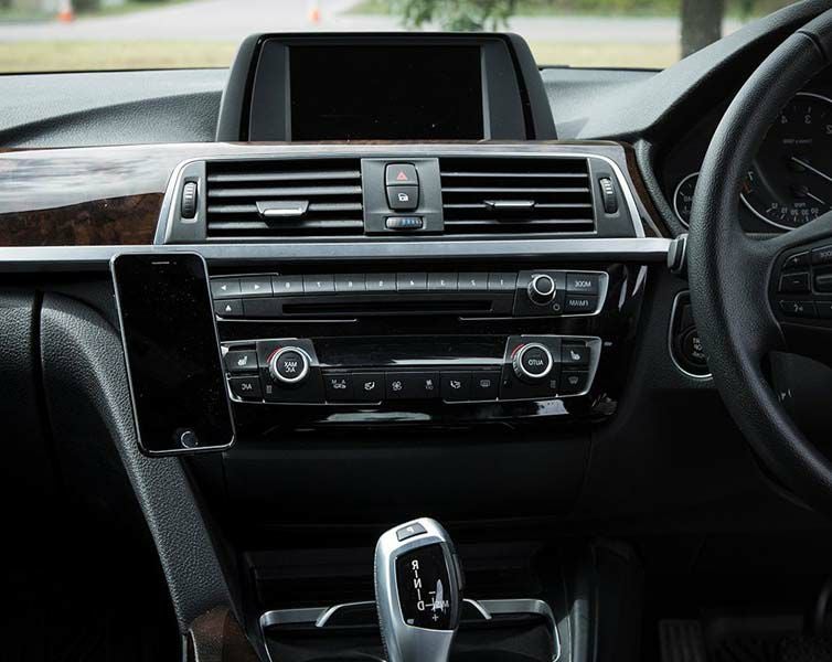 BMW 3シリーズ(F30) 4シリーズ(F32)等専用 マグネット・スマホホルダー (右ハンドル用)【Rennline】　商品装着イメージ画像