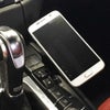 ポルシェ マカン専用 マグネット・スマホホルダー【Rennline】PM01.02　コンソール右側に商品を装着したときのイメージ画像(スマホ有り)