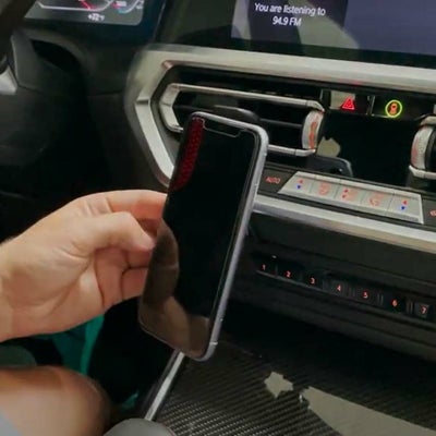 BMW 3シリーズ/4シリーズ/M3/M4専用 マグネット・スマホホルダー【Rennline】 商品使用中のイメージ画像