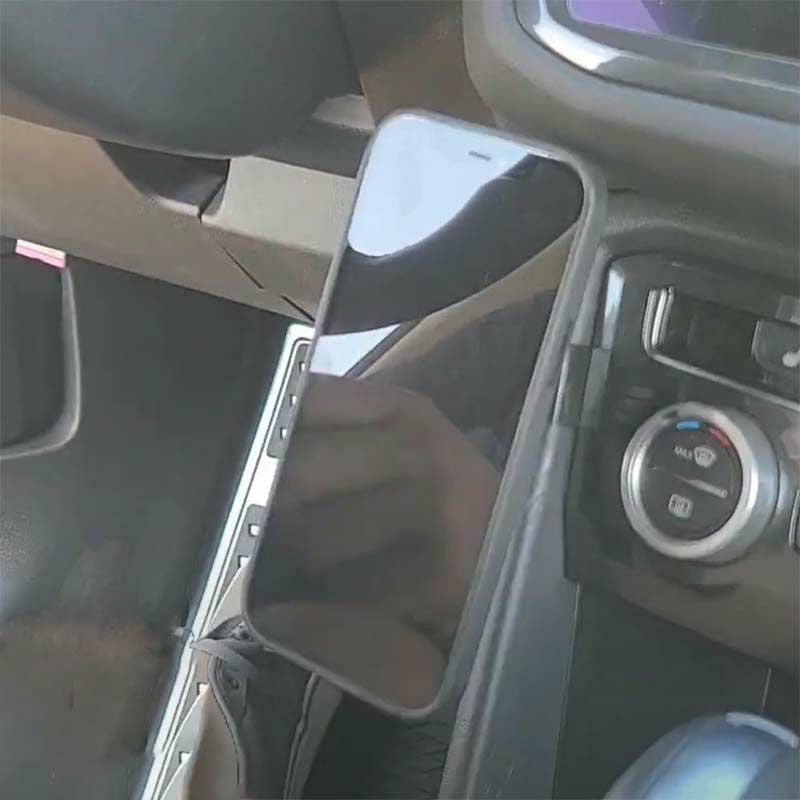 フォルクスワーゲン ティグアン(AD1)専用 マグネット・スマホホルダー【Rennline】　商品イメージ画像