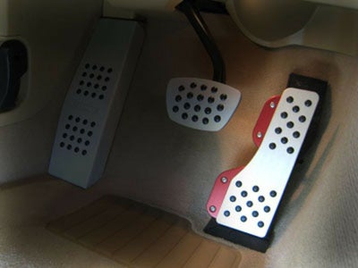 BMW 各車種用 アルミアクセルペダル(ラバーグリップ付)シルバー【Rennline】　商品装着時のイメージ画像