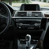 BMW 3シリーズ(F30) 4シリーズ(F32)等専用 マグネット・スマホホルダー (左ハンドル用)【Rennline】　商品取り付け時のイメージ画像