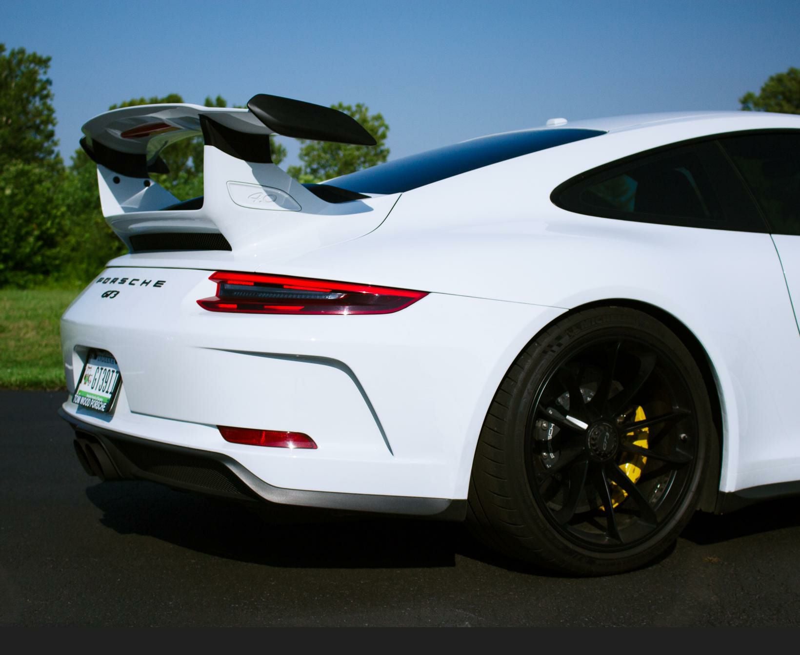 991GT3用ウイングライザー（ブラック）ルームミラーでリアが見える